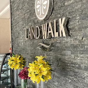 https://land-beach-al-aqiq.hotelsriyadh.net